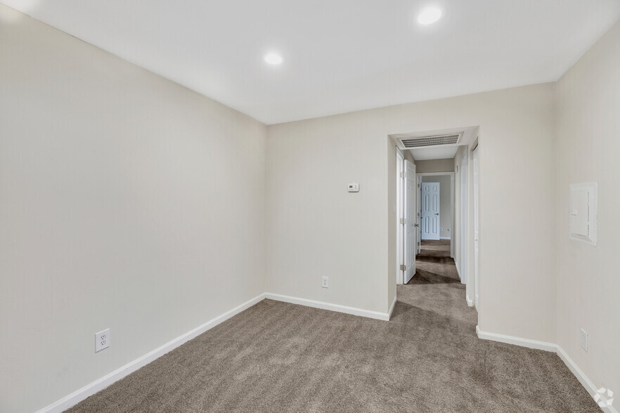 2BR, 1.5BA - 1,200SF - The Wesleyan - Dining Room - University Apartments