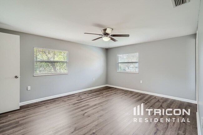 Building Photo - 513 Oakhurst St