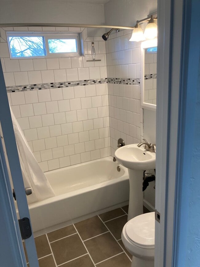 Building Photo - Beautifully updated 2 bedroom, 1 bath hous...