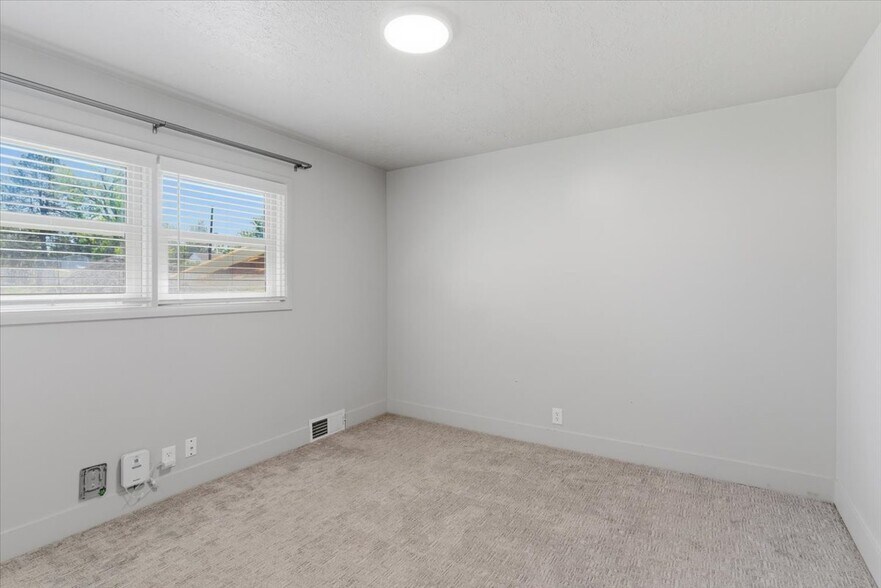 Building Photo - 5564 S 2425 W