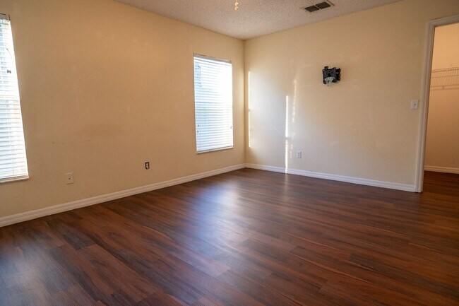 Building Photo - 3/2~Ridge Valley ~ Save with Solar!
