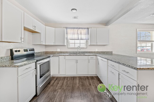 Building Photo - Renovated 3 Bedroom 1 Bathroom with Sunroo...