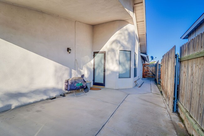 Building Photo - Cute home in Northwest Bakersfield!