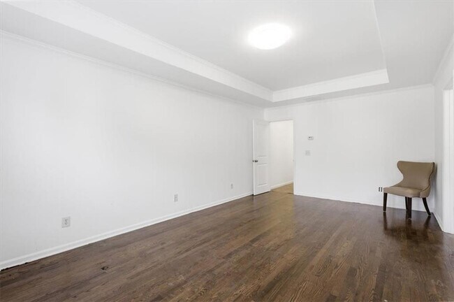 Building Photo - 1076 N Village Dr