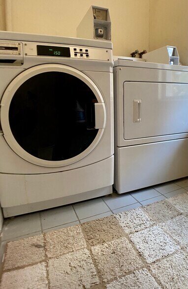 Building Photo - 69 Baldwin St