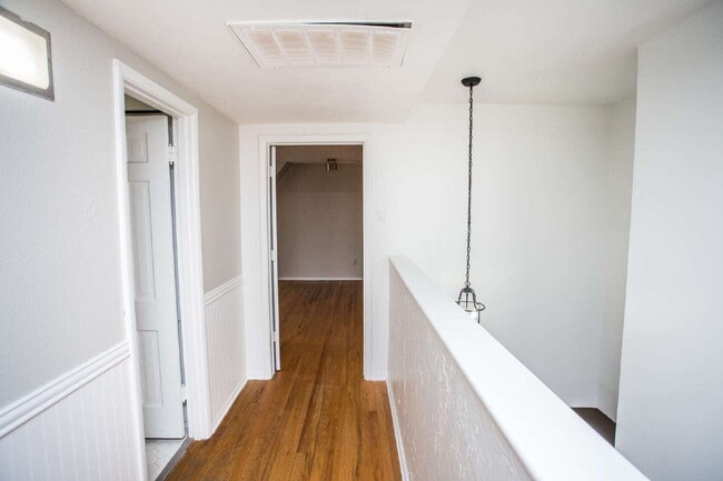 Building Photo - "Spacious 5-Bed Oasis with Granite Elegance & Hardwood Charm in Lubbock!"