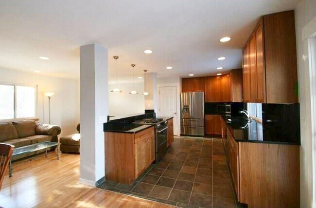 Building Photo - Spacious Martin Acres 5 bedroom Home Available 7/1/2026