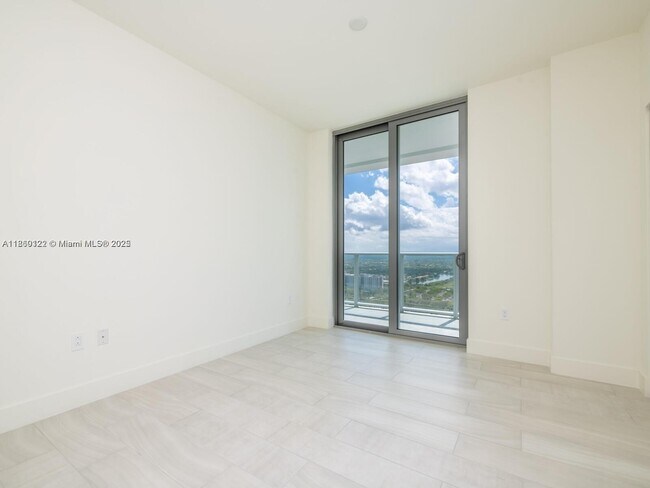Building Photo - 2000 Metropica Wy