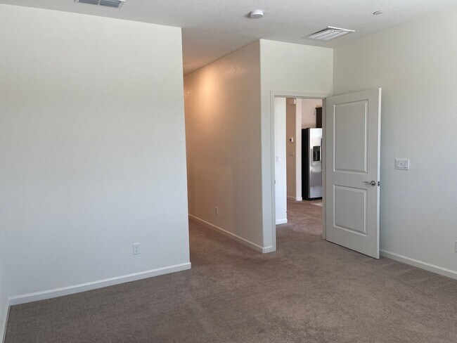 Building Photo - Large Clean Executive 4 Bedroom, 2.5 Bathroom, 2000 Sqft. Home for Lease