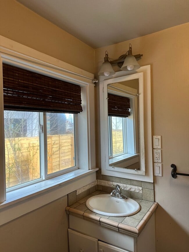 Building Photo - Charming 2 Bed / 2 Bath Home in Prime Westside Bend Location