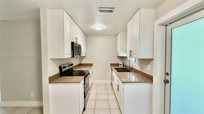 Building Photo - 320 Holloway Dr