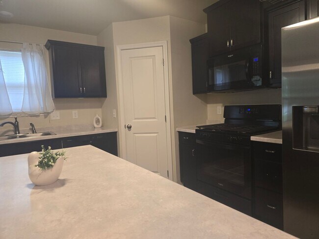 Building Photo - Modern comfort meets convenience in this b...