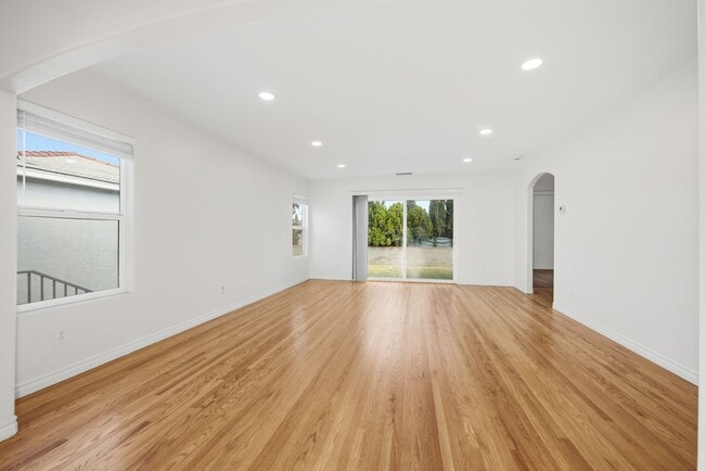 Building Photo - Spacious private backyard!