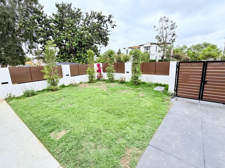 Front Yard - Shared - 1265 Keniston Ave