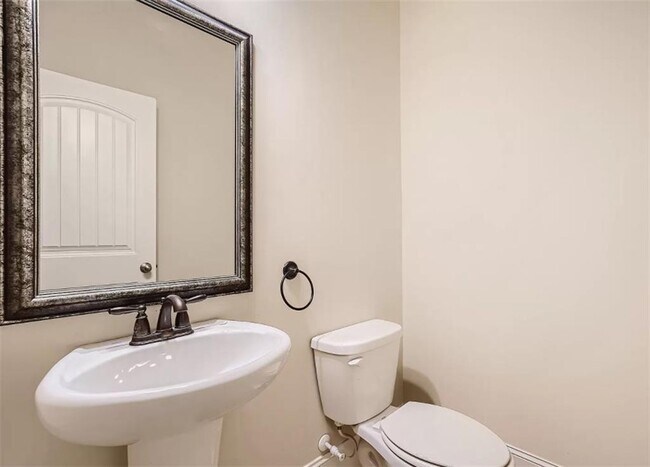 Building Photo - 710 Collingsworth Ln NE