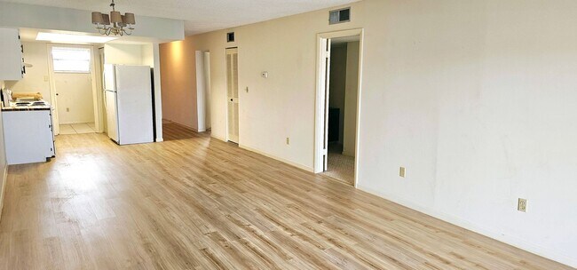 Building Photo - Best 55+ Complex in Merritt Island 3/2 open floor plan.