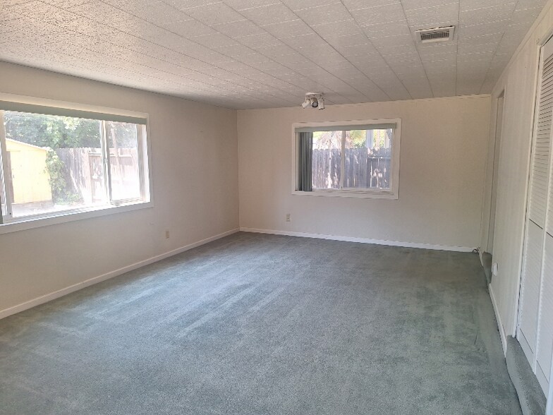 Building Photo - 333 Dahlia St