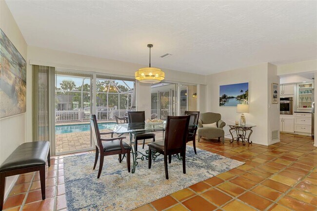 Building Photo - 4946 Commonwealth Dr