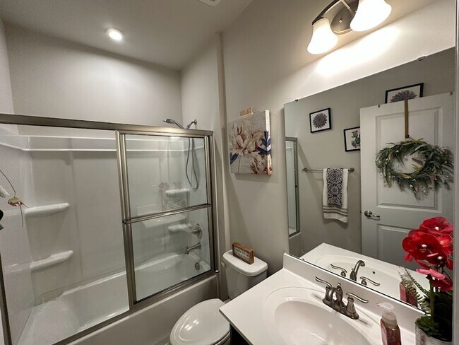 Building Photo - Like New 2018 Built First Floor 3 Bed/2 Ba...