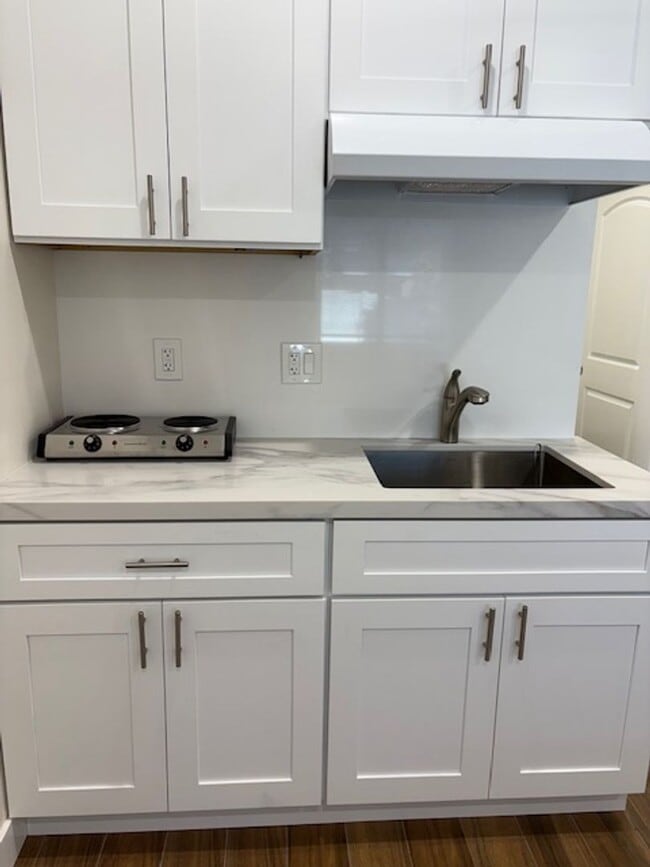 Building Photo - 609 Sunset Dr