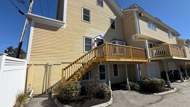 Building Photo - 2 BR with hardwood, private entrance/deck,...