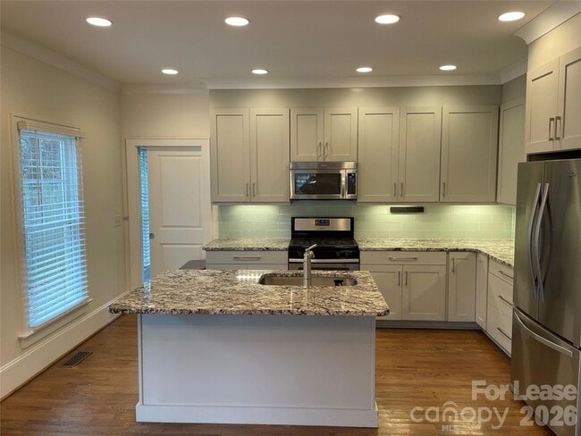 Building Photo - 2321 Barry St