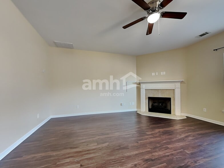 Building Photo - 170 Lake Pointe Dr