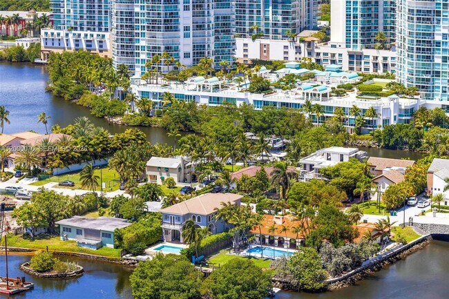 Building Photo - 16001 Collins Ave