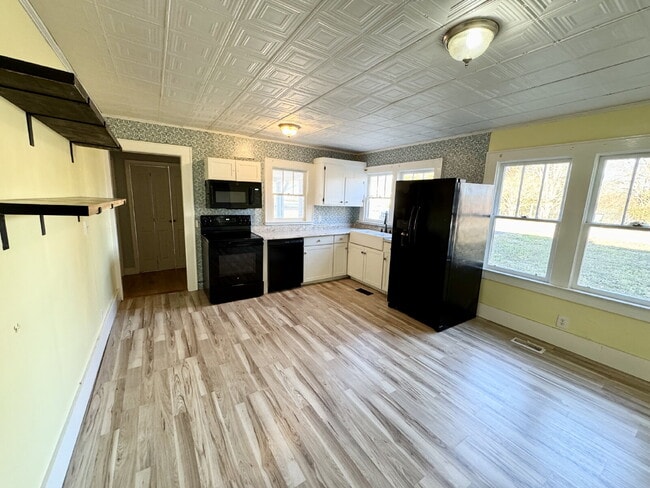 Building Photo - Reduced - Charming 3-Bed, 2-Bath Home in W...