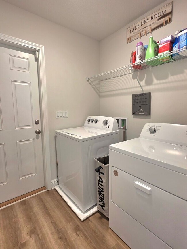 Building Photo - Spacious 4BR Home Near Navy Federal & UWF ...