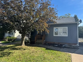 Building Photo - Single Family Home 3 beds 2 bath Available Now!