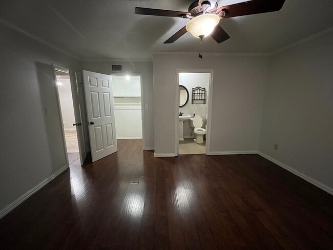 Building Photo - 228 E Circle Dr