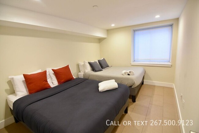 Building Photo - Beautiful bi-level 2 bed, 2 bathroom unit ...