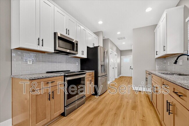 Building Photo - 623 W 39th St