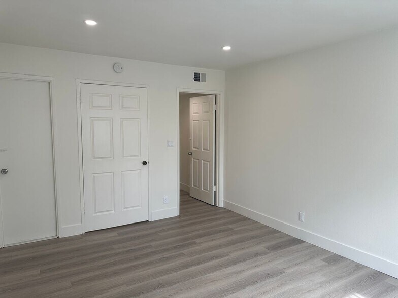 Building Photo - 219 E Maple St