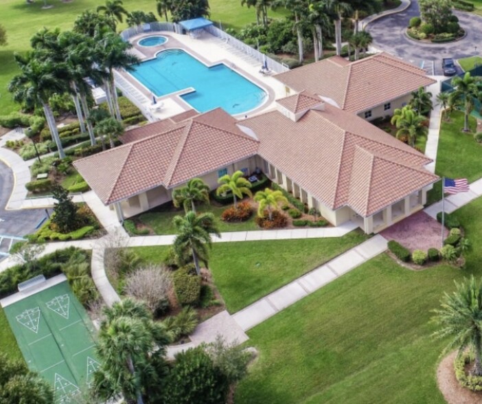 Building Photo - 895 SW Lake Charles Cir