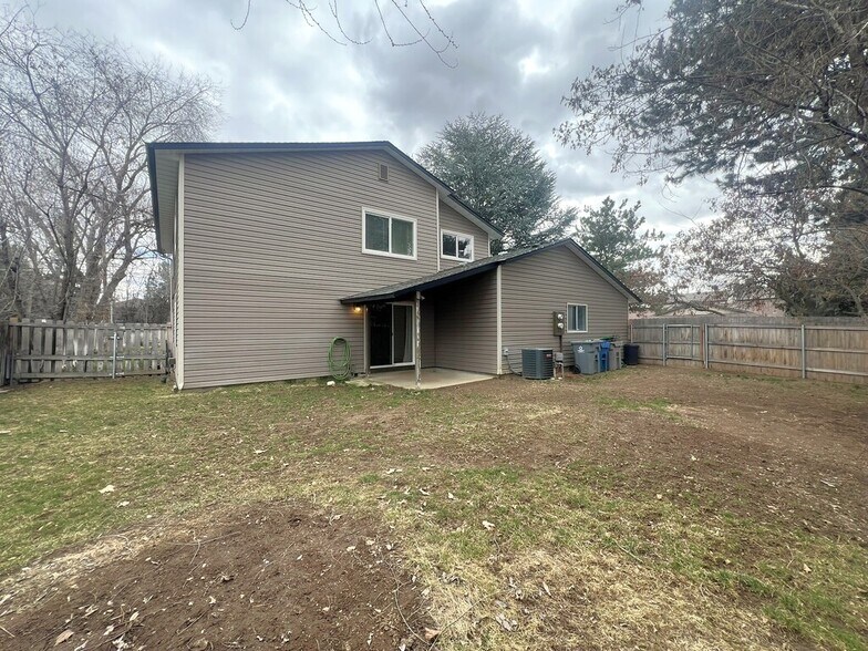 Building Photo - 10610 W Hinsdale St