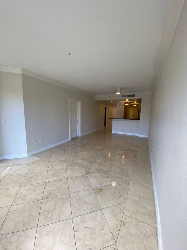 Building Photo - Remodeled 2 Bedroom Condo Just Off the Strip!