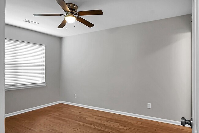 Building Photo - **$500 Off First Months Rent** Charming 3 Bedroom 2 bathroom ready for you to call home!