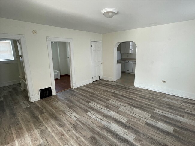 Building Photo - 912 W 2nd St