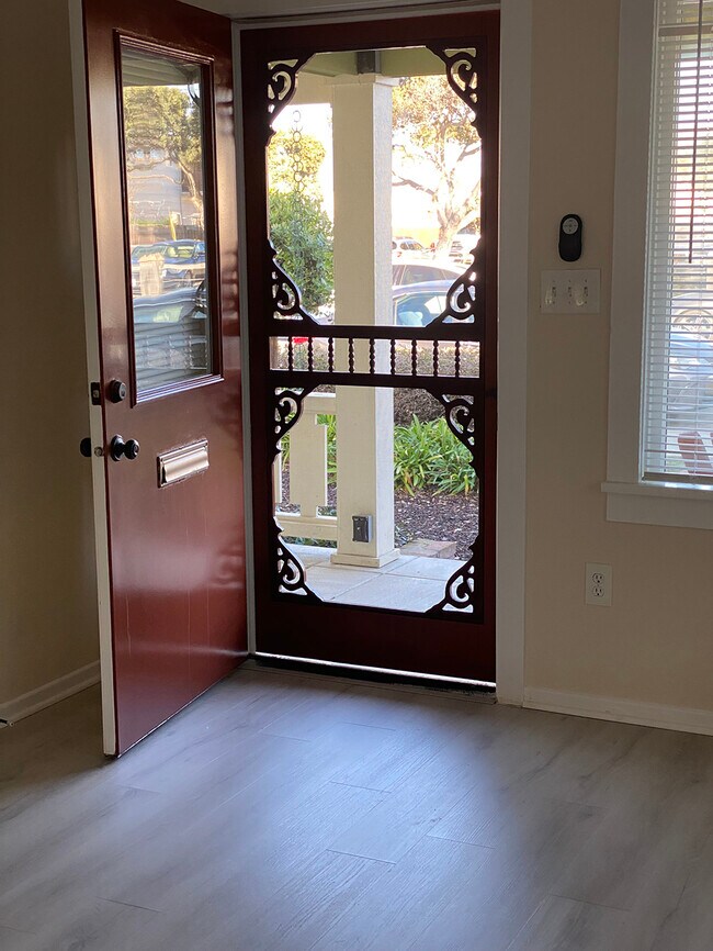 Building Photo - 115 Elkwood Ave