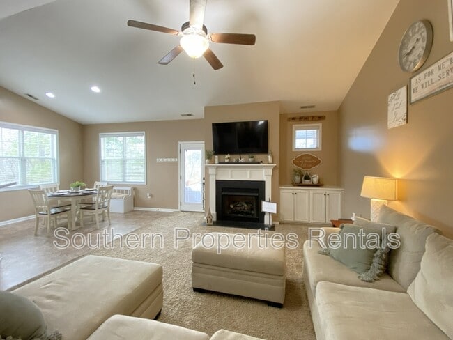 Building Photo - 463 Juno Dr