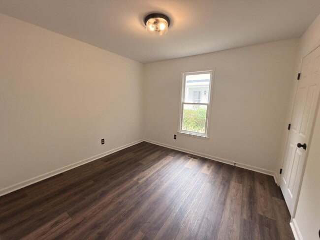 Building Photo - Move-In ready-Rosewood 3BR w/ Fenced Yard + Pet Friendly
