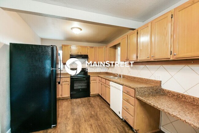 Building Photo - 4 Bedroom Pet-Friendly Home in MIDWEST CIT...