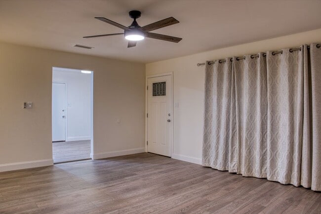 Building Photo - 1009 E Alexander Ave