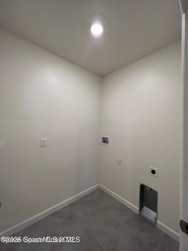 Building Photo - 7459 Tourmaline Dr