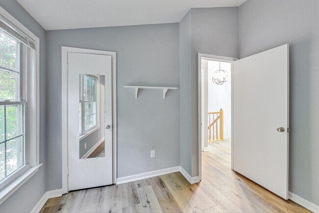 Building Photo - Beautifully maintained end unit Townhouse located in Stonebridge subdivision!