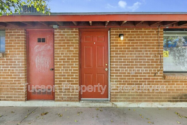 Building Photo - 1662 N Beverly Ave