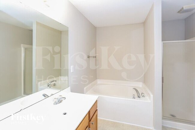 Building Photo - 3632 Larkhaven Village Dr
