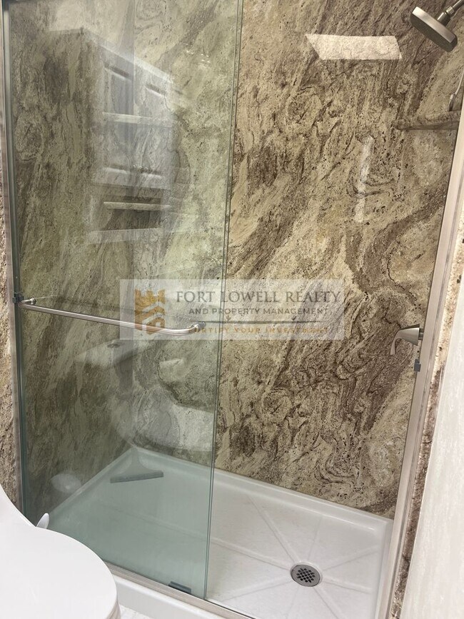 Building Photo - Beautiful 3 bedroom 2 bathroom with washer & dryer AVAILABLE SOON!